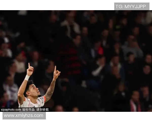 63岁足球明星重返赛场展现传奇风采引发球迷热议